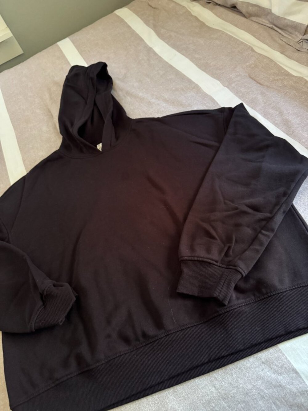 EUC H&M Black Oversized Cropped Hoodie Sweatshirt Sz M - Picture 2 of 5